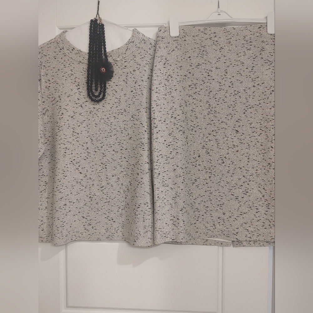 Ladies two-piece skirt suit